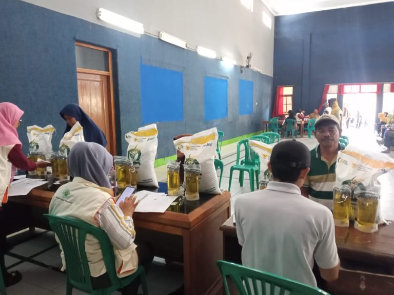 PENYALURAN BANTUAN PANGAN KELURAHAN KAUMAN KIDUL